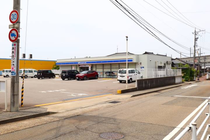コンビニ　ローソン金沢法光寺店（コンビニ）まで604m