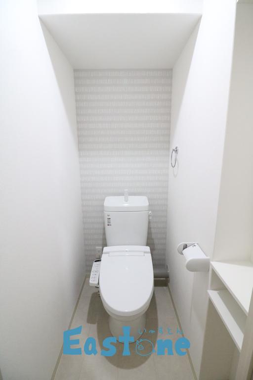 トイレ　ワンポイントのクロスが可愛い！右の棚にはコンセント付き♪