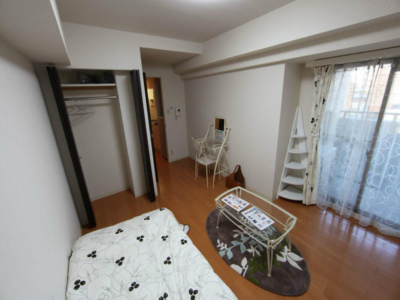 居室・リビング　洋室7.6帖　クローゼット（収納充実してます）エアコン