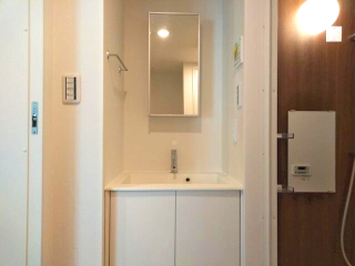 洗面設備　独立洗面化粧台が付いています