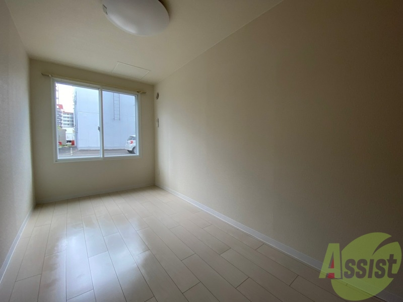 その他部屋・スペース　洋室にも南向きの窓があり日中は電気を付けなくても明るいですよ