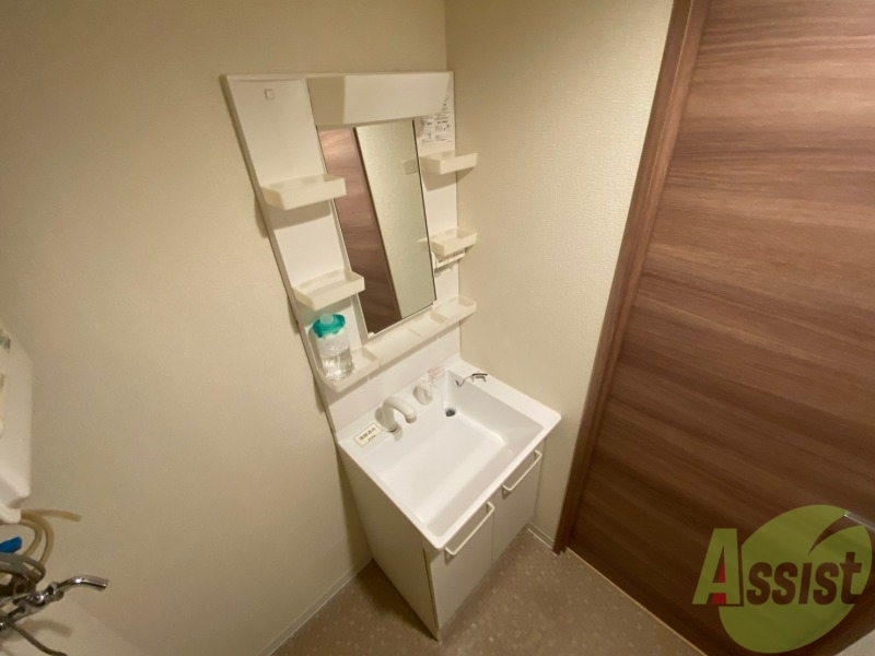 洗面設備　独立洗面台です。大きくてよいですね。シャンプーもできます。