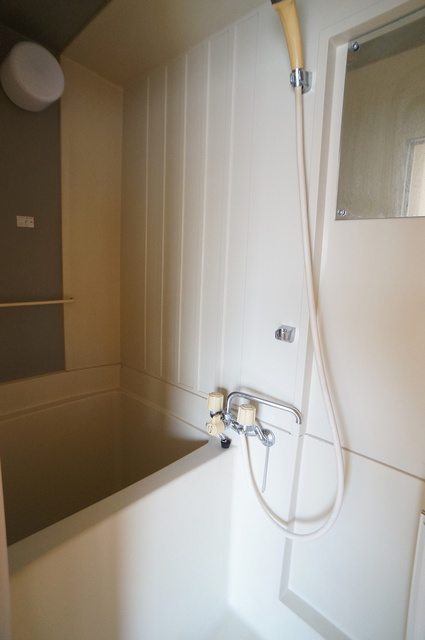 バス・シャワールーム　清潔感のある浴室で、１日の疲れを癒しリラックスできます。