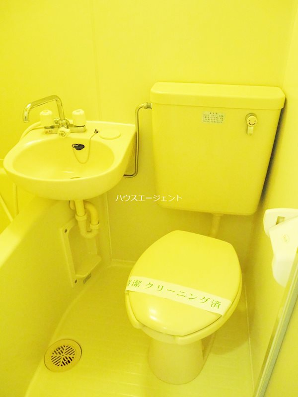 トイレ　バストイレ同室の清潔なトイレです。