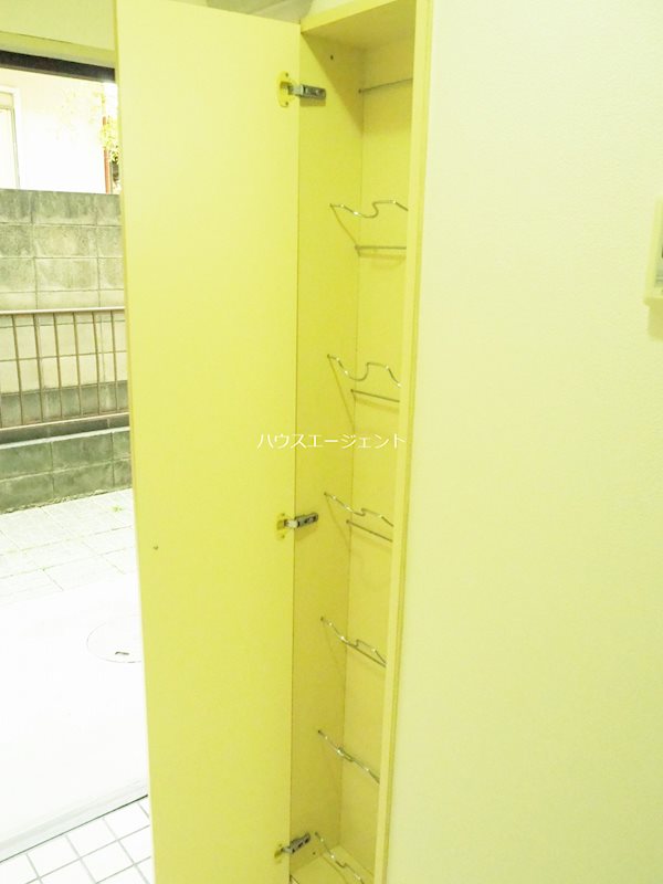 玄関　シューズBOX付きの玄関です。