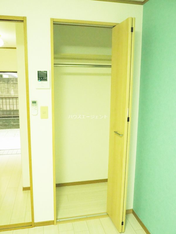 収納　上部に棚のあるクローゼットです。