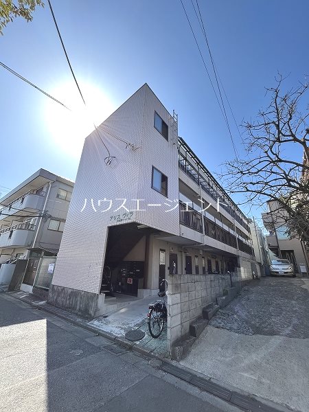 建物外観　暮らしやすいエリアに位置するマンションです。
