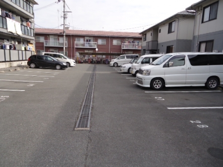 駐車場　駐車場があるので、車を買う予定の方も安心です
