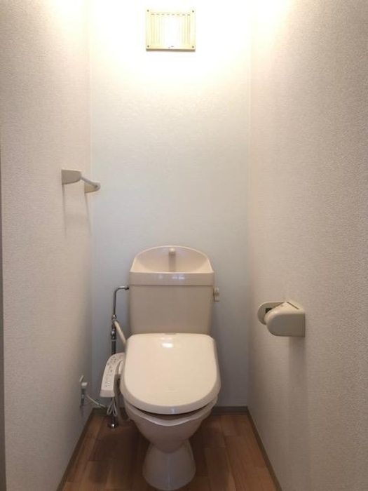 トイレ　落ち着いた色調のトイレです