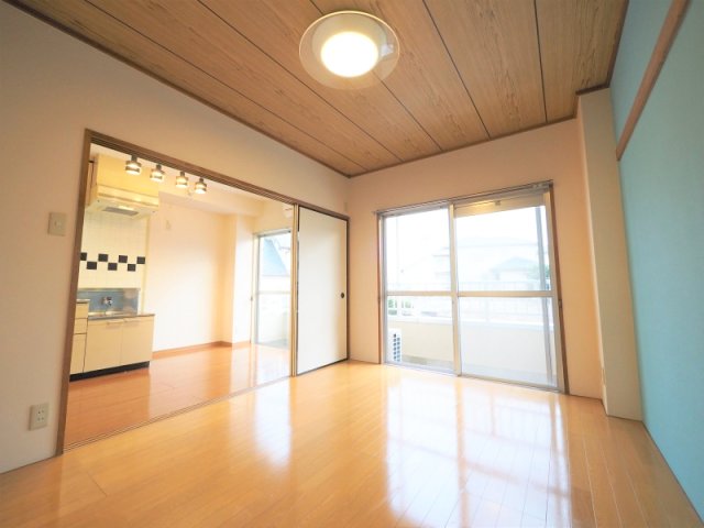 居室・リビング　南向きで明るい居室