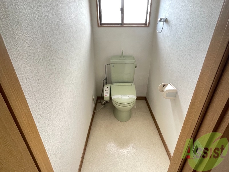 トイレ　トイレはお風呂と別でウォシュレット機能付きです。