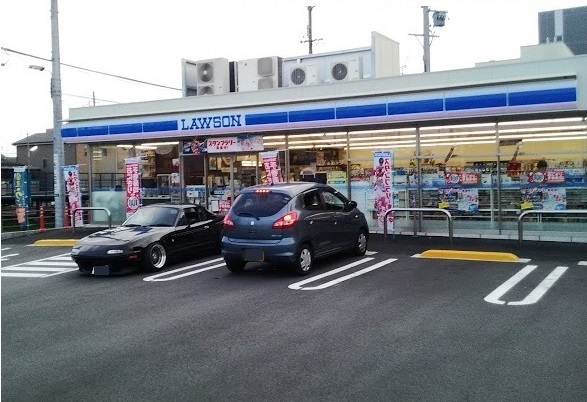 コンビニ　ローソン（コンビニ）まで700m