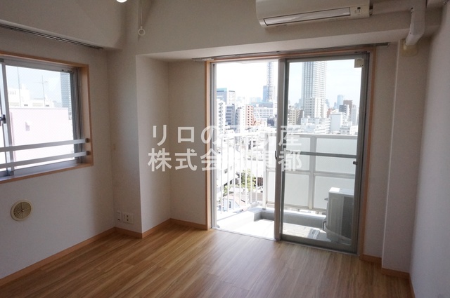 居室・リビング　２面採光なので、明るく風通しのよい過ごしやすいお部屋です♪
