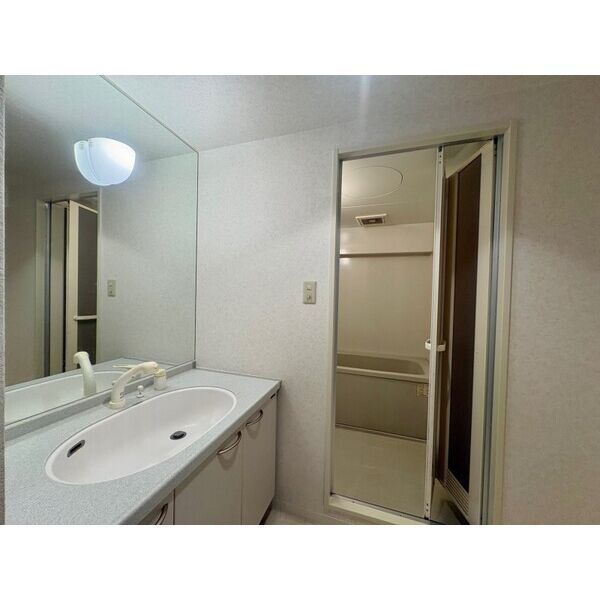 洗面設備　※写真は同じマンションの違う部屋のものになります。