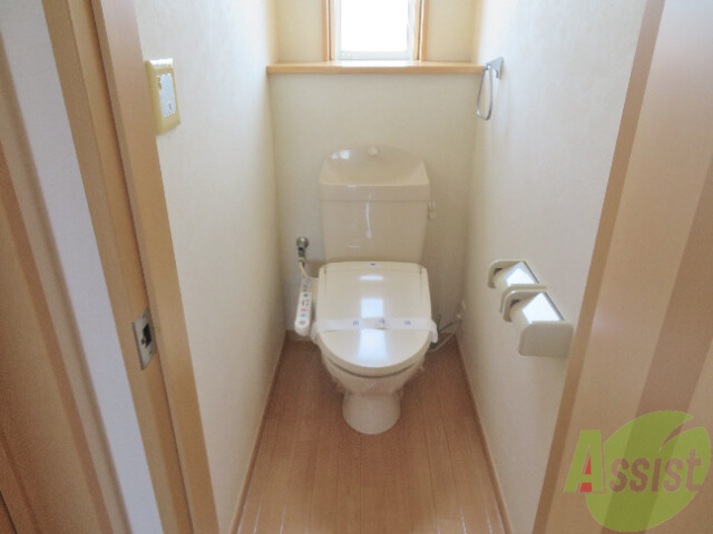 トイレ　トイレは嬉しいウォシュレット機能付きです。
