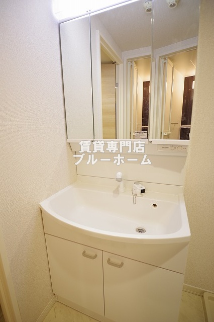 洗面設備　三面鏡独立洗面台！