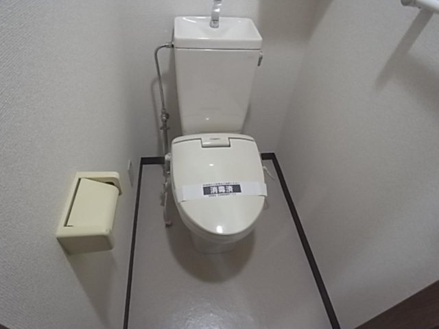 トイレ　落ち着いた色調のトイレです