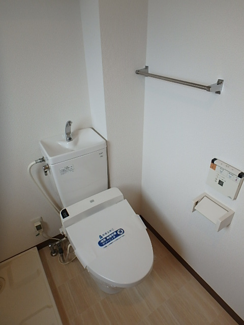 トイレ　上部に収納もあって、トイレ用品も入りますよ…。
