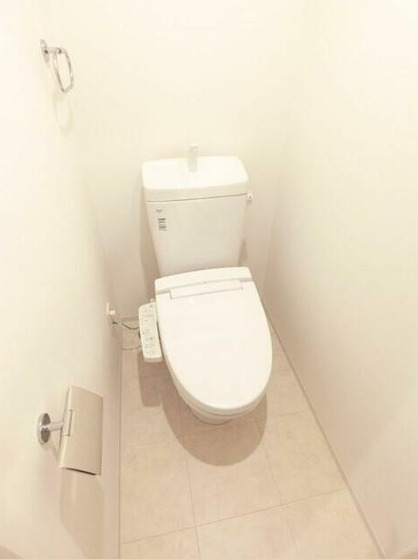 トイレ　落ち着いた色調のトイレです
