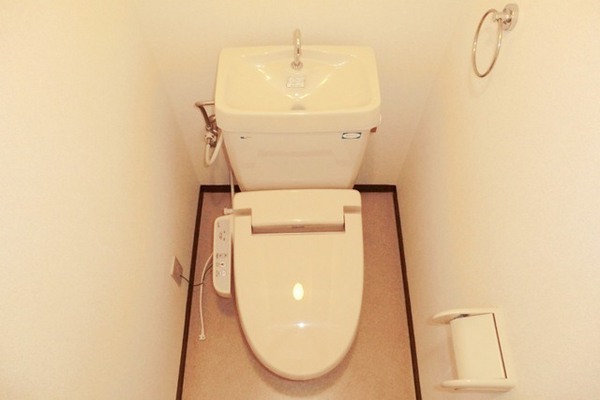 トイレ　温水洗浄便座付きのトイレです♪
