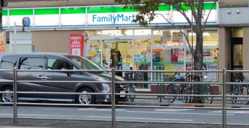 コンビニ　ファミリーマート（コンビニ）まで67m