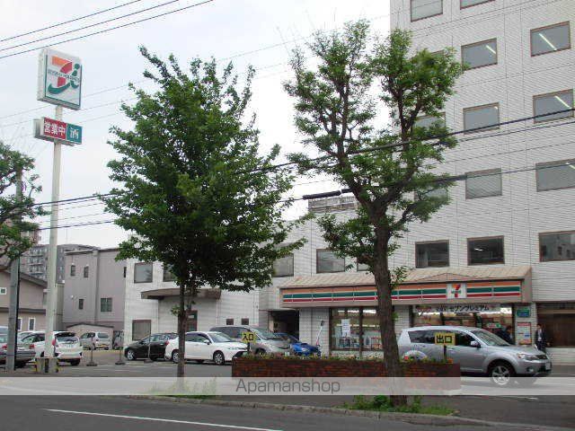 コンビニ　セブンイレブン（コンビニ）まで318m