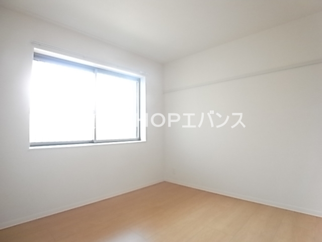 その他部屋・スペース　開放的な寝室です
