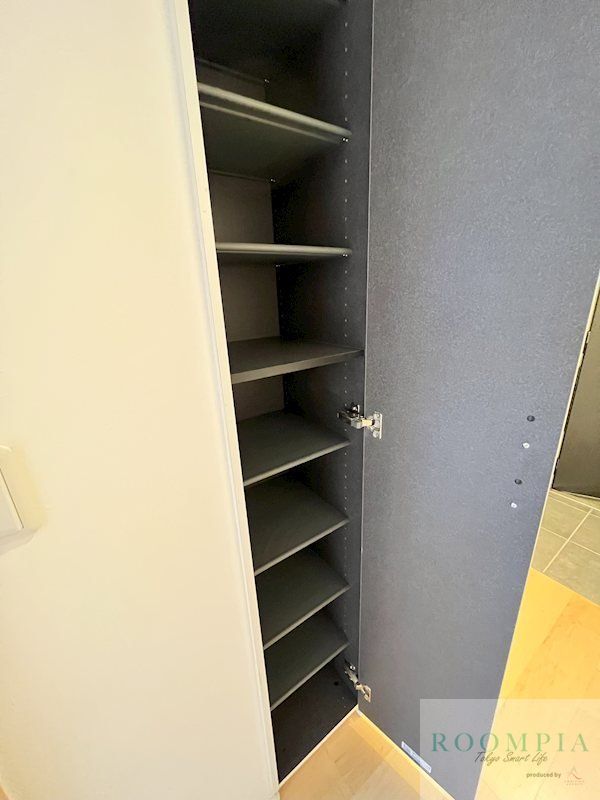 玄関　※写真は同マンションの別のお部屋です