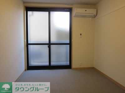 居室・リビング　バルコニーに繋がる大きな窓があるお部屋です！