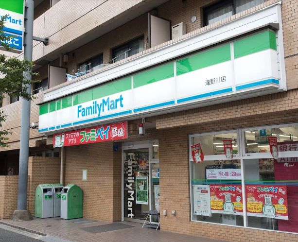 コンビニ　ファミリーマート滝野川店（コンビニ）まで73m