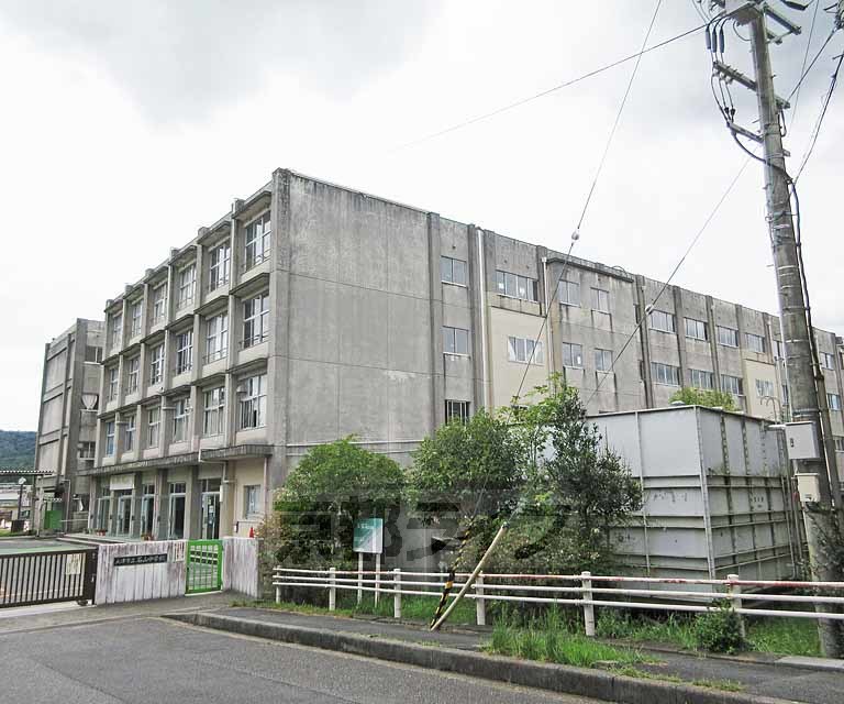 中学校　石山中学校（中学校）まで1100m