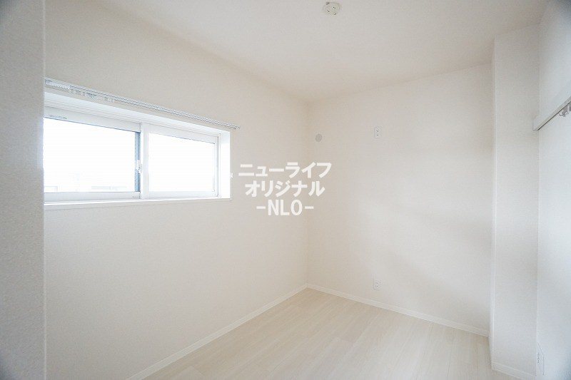 その他部屋・スペース　角部屋のため窓があり、明るい室内になっております。