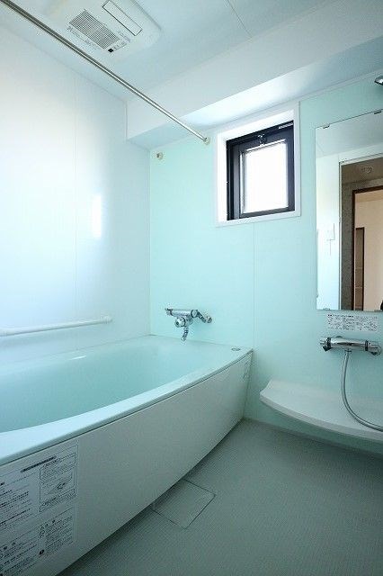 バス・シャワールーム　明るい浴室ですね