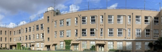 小学校　新宿区立早稲田小学校（小学校）まで592m