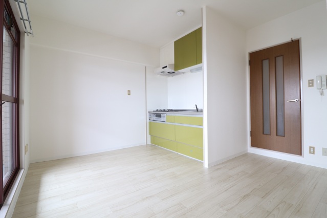 メゾン摂津の居間写真