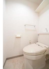 トイレ　落ち着いた色調のトイレです