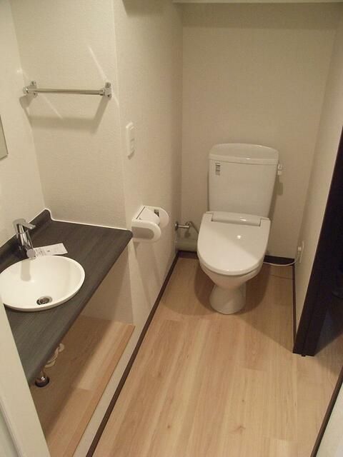 トイレ　落ち着いた色調のトイレです