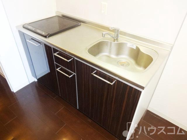 キッチン　２口コンロ付きで自炊も捗りますね。