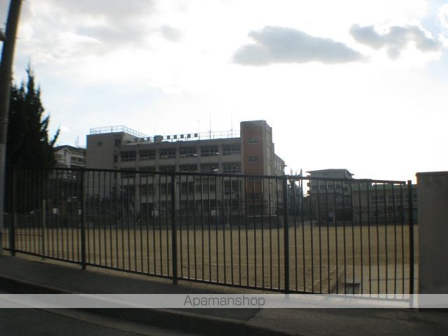 小学校　石切東小学校（小学校）まで636m