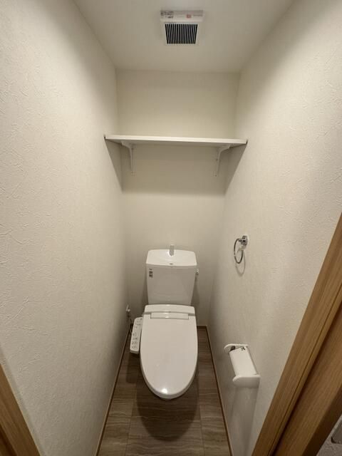 都営新宿線 本八幡駅 徒歩2分 3階建 築2年のトイレ写真