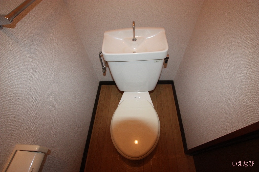 【府中市本山町のアパートのトイレ】