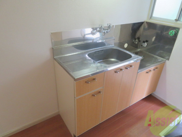 キッチン　十分な大きさのキッチンですね。２口コンロも置けます。