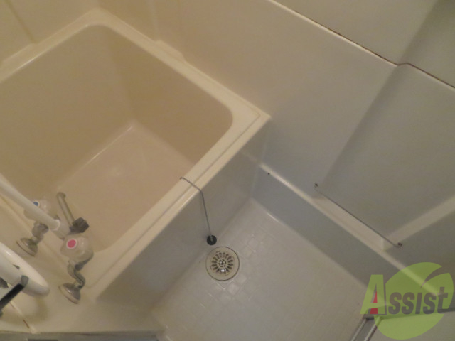 バス・シャワールーム　バスルームは狭すぎず、シャワーも浴びやすそうです。