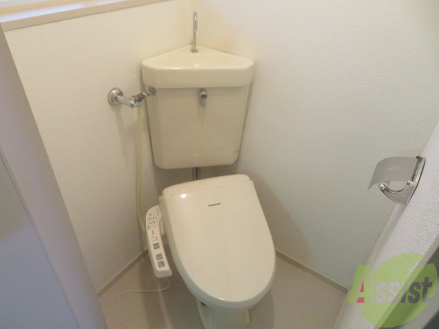 トイレ　ウォシュレット機能がついたトイレです。安心して使用できますね