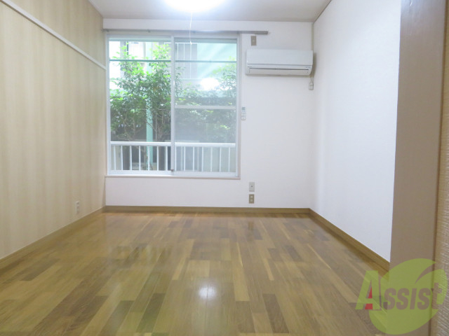 居室・リビング　６帖の洋室です。広々として、きれいですね。