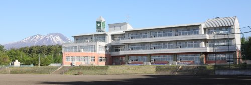 【滝沢市大崎のマンションの小学校】