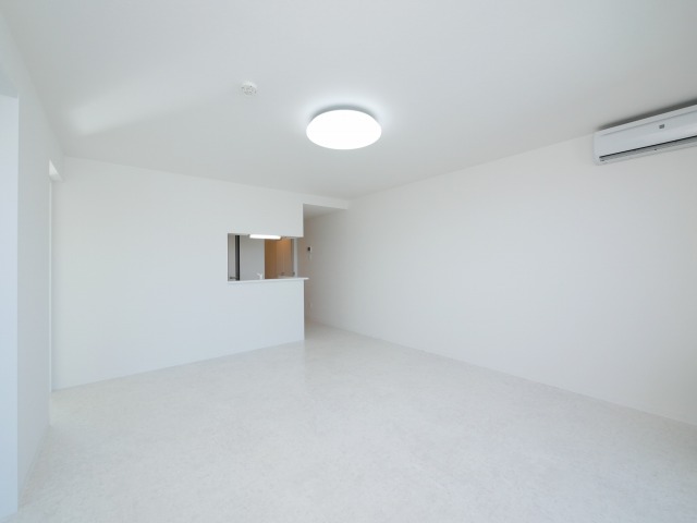 居室・リビング　配置がしやすい白を基調とした広いリビングルーム♪