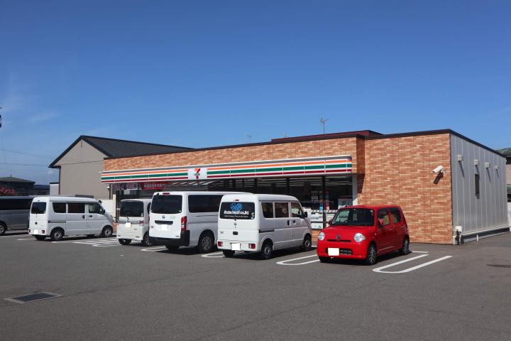 コンビニ　セブンイレブン（コンビニ）まで739m