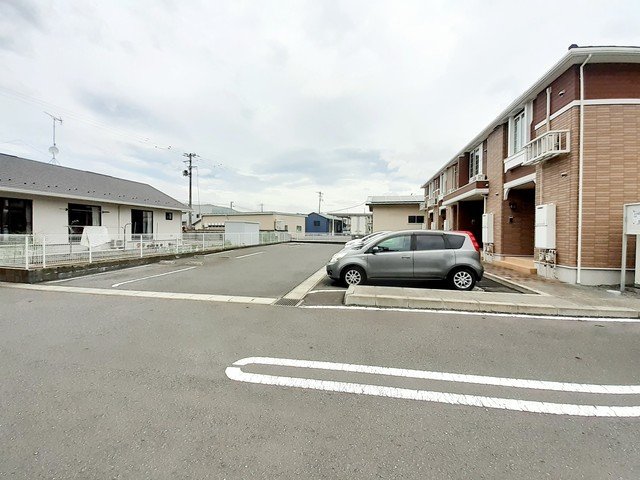 【Ｐｉｎｅ　Ｂｒｅｅｚｅ壱番館の駐車場】