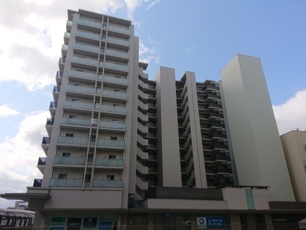 ローレルコート・クレヴィア尼崎駅前の建物外観